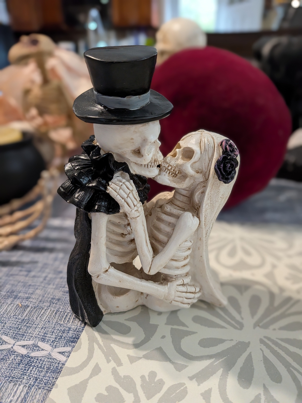Romantic Skeleton Couple Figurine - White and Black Home Accent 2 Pieces